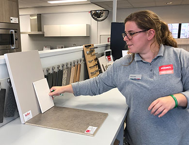 Nicole help bewoners bij het maken van kleurkeuzes