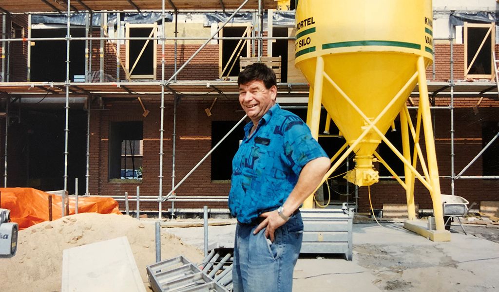 Opzichter Antoon op een nieuwbouw in Nijmegen 1995